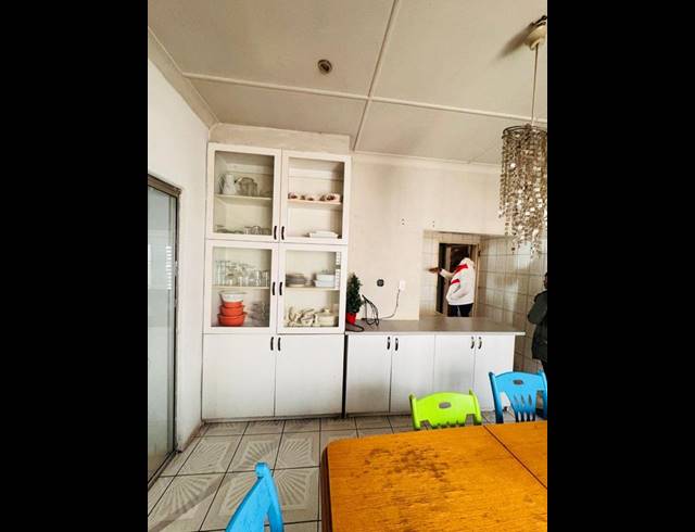 6 BEDROOM HOUSE FOR SALE IN SUNNYRIDGE